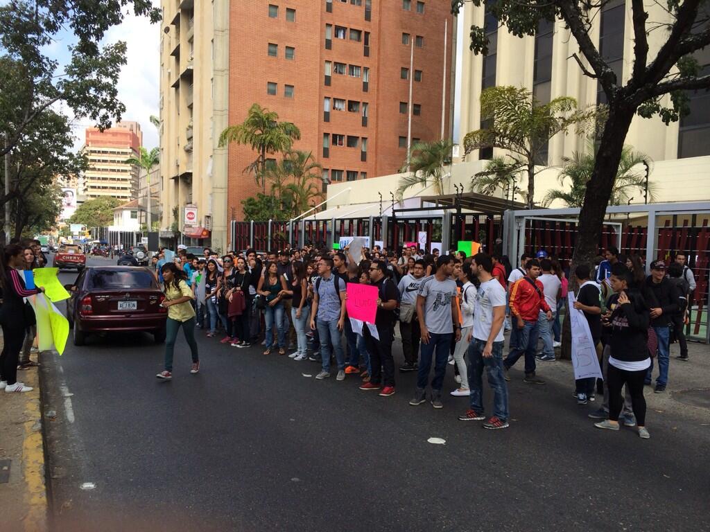 Estudiantes de la Humboldt protestan en la avenida Rómulo Gallegos