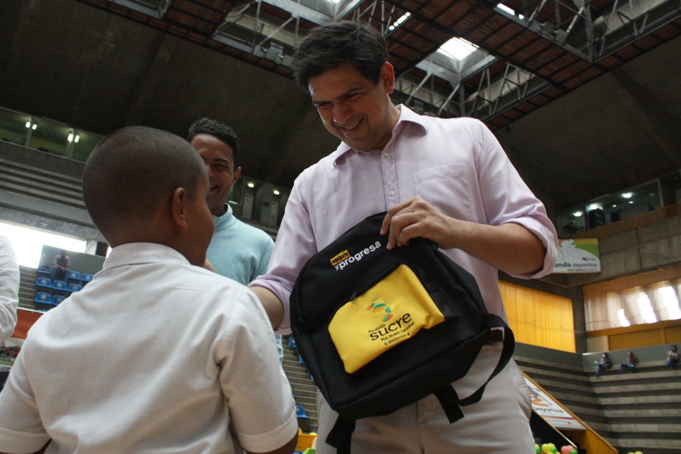 27.10.14 Entrega de utiles escolares 20