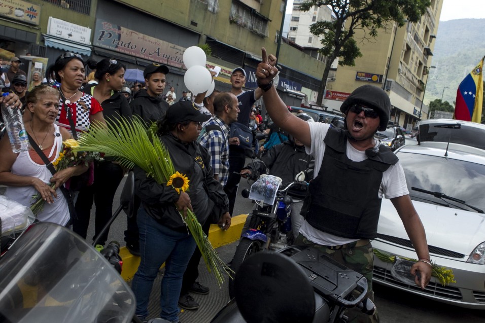 COLECTIVOS CHAVISTAS ENTIERRAN A LOS CINCO ABATIDOS POR LA POLICÍA VENEZOLANA