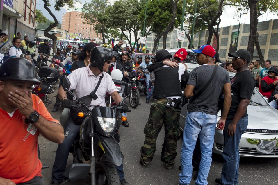 COLECTIVOS CHAVISTAS ENTIERRAN A LOS CINCO ABATIDOS POR LA POLICÍA VENEZOLANA