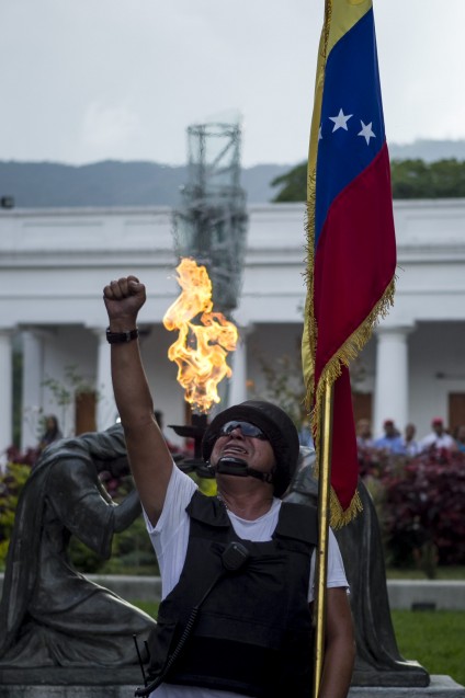 COLECTIVOS CHAVISTAS ENTIERRAN A LOS CINCO ABATIDOS POR LA POLICÍA VENEZOLANA