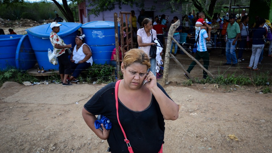FAMILIARES DE PRESOS PERMANECEN EN INMEDIACIONES DE LA CÁRCEL DE URIBANA