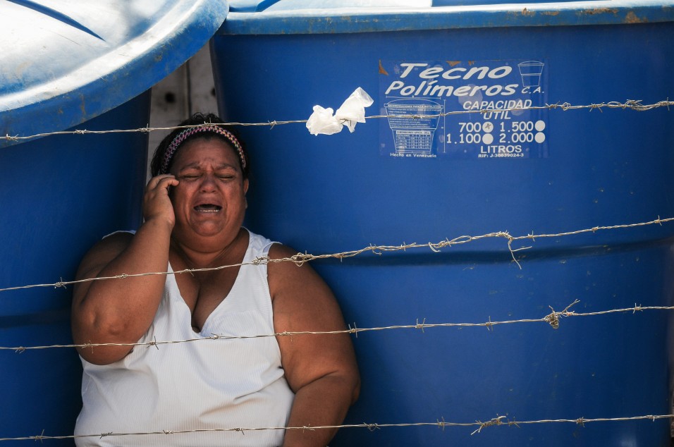 FAMILIARES DE PRESOS PERMANECEN EN INMEDIACIONES DE LA CÁRCEL DE URIBANA
