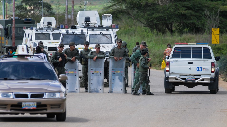 FAMILIARES DE PRESOS PERMANECEN EN INMEDIACIONES DE LA CÁRCEL DE URIBANA