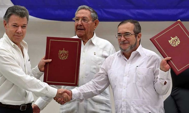 Tras 52 Años De Enfrentamientos, Gobierno Colombiano Y Las Farc Firman ...