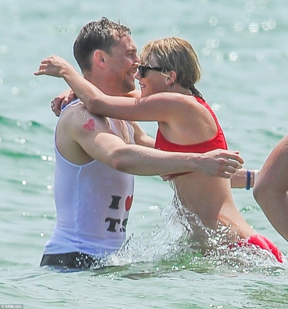 FARANDULA_TOM_HIDDLESTON_TATUAJE_TAYLOR_SWIFT_FARANDULA_2-954x1024