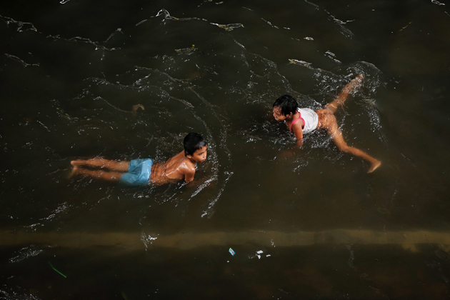 Heavy rains cause floods in Manila