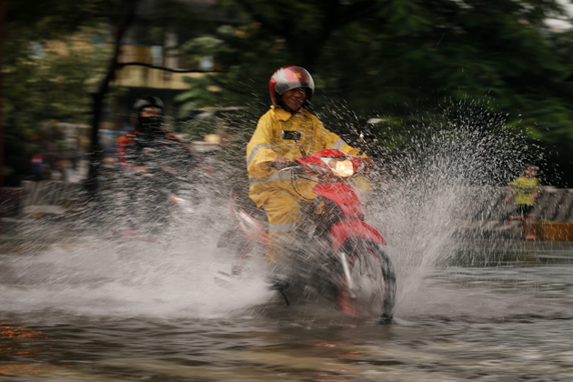 Heavy rains cause floods in Manila