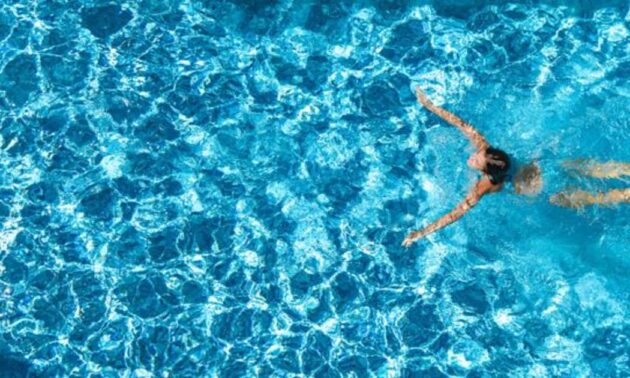 Cuánta orina hay en las piscinas y cuáles son sus consecuencias