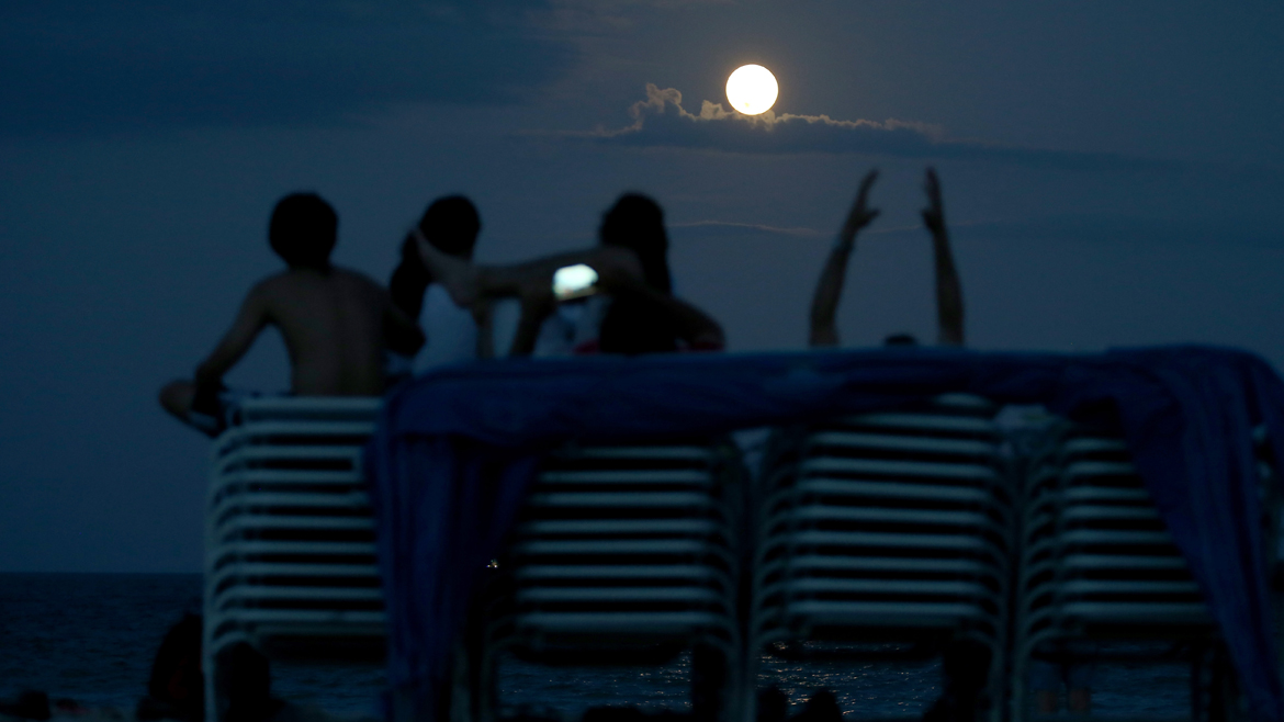 Biggest Supermoon Of 2014 Lights Up The Sky