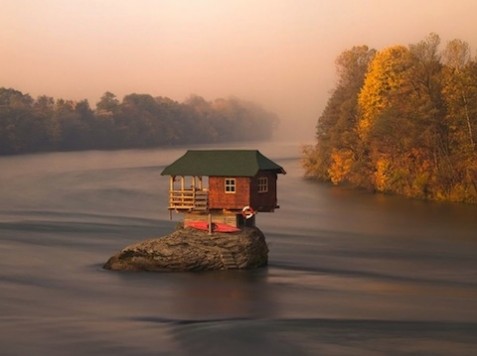 Casa en el rio Drina, Serbia