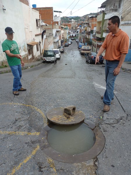 Desde la calle La Toma sector Las Palmas las aguas negras bajan y finalizan en  la Avenida Nueva Granada