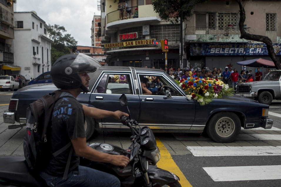 COLECTIVOS CHAVISTAS ENTIERRAN A LOS CINCO ABATIDOS POR LA POLICÍA VENEZOLANA