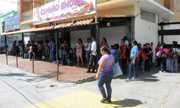 COLAS PARA COMPRAR MEDICINA EN EL TOCUYO 12012015 FOTO JUAN BRITO