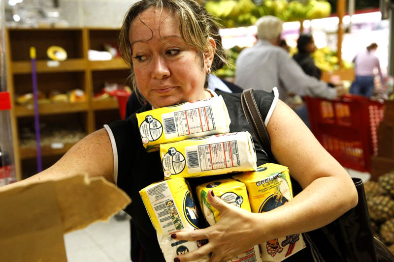 Colas-para-Comprar-Supermercados-Escasez-en-Venezuela-Harina-PAN-800x533