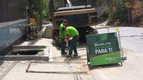 construcción de drenajes en Av Principal de Las Minas