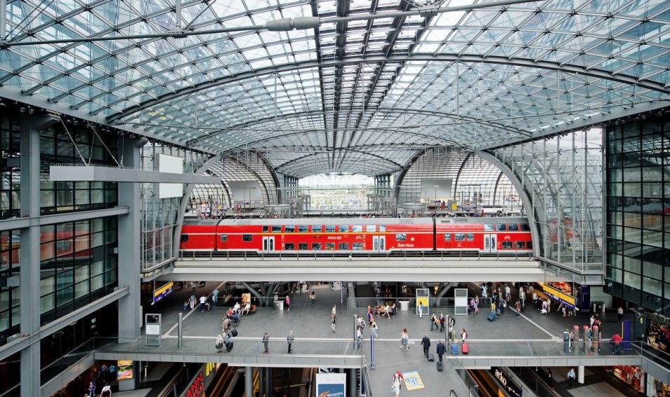 Blick in die Bahnsteighalle Berlin Hbf mit RE als Dosto