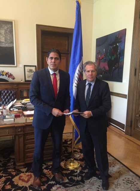 Lester Toledo con Luis Almagro consignando doc en OEA (1) (1)
