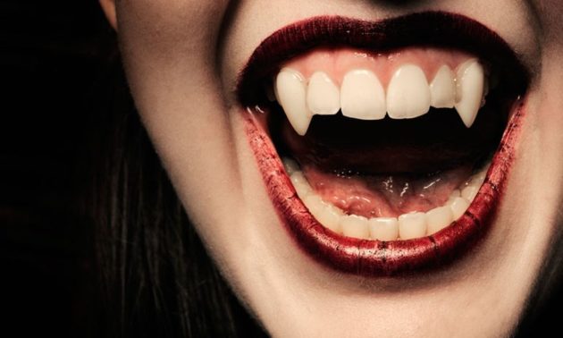 Boca de vampiro con colmillos afilados