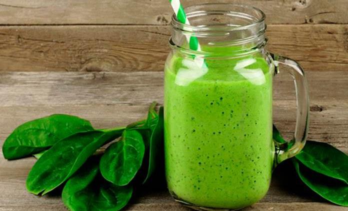 Estos son los beneficios de tomar jugos verdes en el desayuno