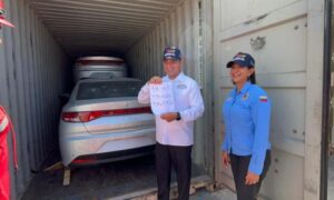 Llegan a Venezuela 2.000 vehículos iraníes y 100 tractores