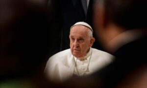 Papa Francisco pide no resignarse al declive de la familia