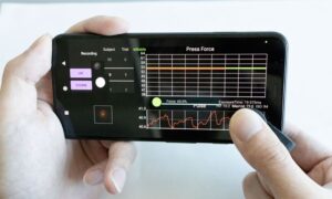 Ingenieros crean un monitor de presión arterial barato con un móvil y un simple clip de plástico