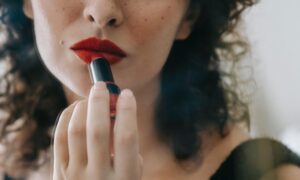 ¿Por qué las mujeres se pintan los labios de rojo?