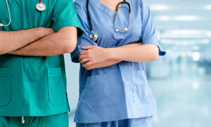 ¿Por qué las enfermeras van de blanco y los médicos de verde?