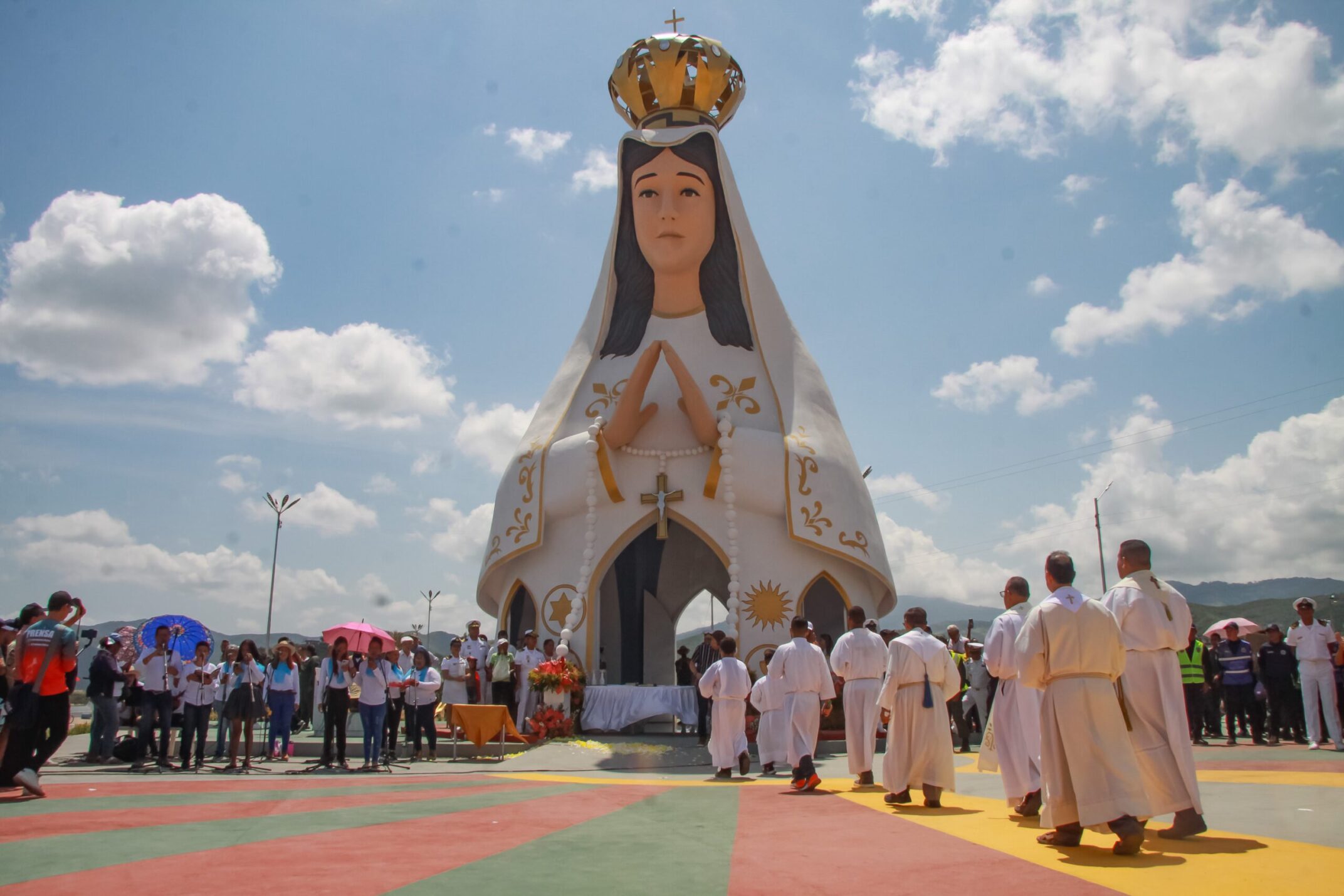 Inauguran monumento en honor a la Virgen del Valle de 17 metros de altura