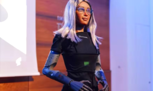 Mika, el robot humanoide que no descansa y fue nombrado CEO de una empresa