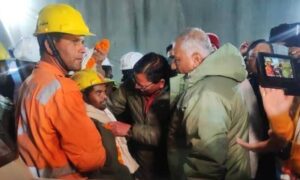 Rescataron a 41 trabajadores tras 17 días atrapados en un túnel de la India