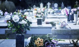 ¿Por qué se llevan flores a los cementerios?