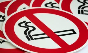 ¿Quién inventó la ley antitabaco?