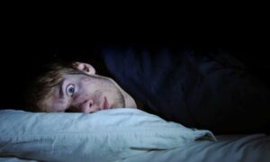 ¿Por qué algunas personas pueden dormir con los ojos abiertos?