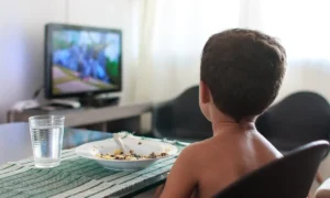 ¿Por qué es malo comer frente al computador o televisión?