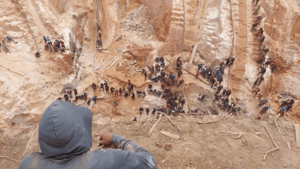 Mina «Bulla Loca» queda inoperativa tras desalojo de 10.000 mineros