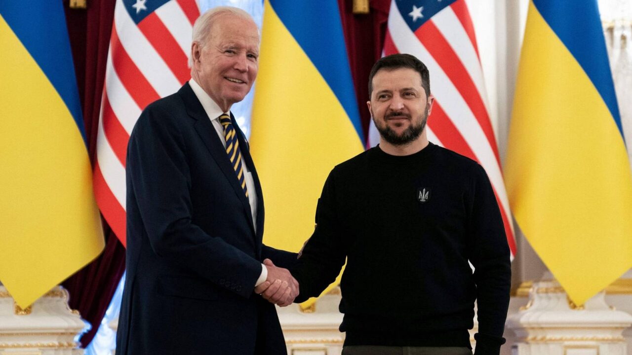 Biden anuncia que la ayuda militar llegará a Ucrania en «horas»