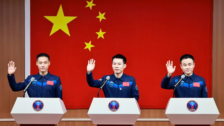 Astronautas chinos regresan a la Tierra tras seis meses en la estación espacial