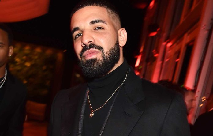 Equipo legal de Tupac podría demandar a Drake por usar IA para recrear la voz del rapero
