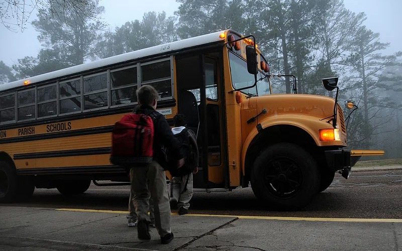 Adolescente venezolano es brutalmente atacado en Texas al bajar del autobús escolar