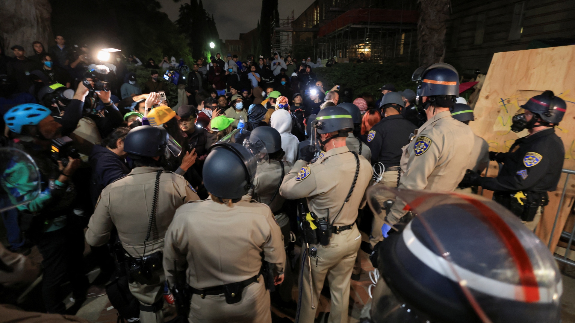 Despliegan a la Policía en la UCLA para restablecer el orden tras enfrentamientos en el campus por conflicto de Gaza