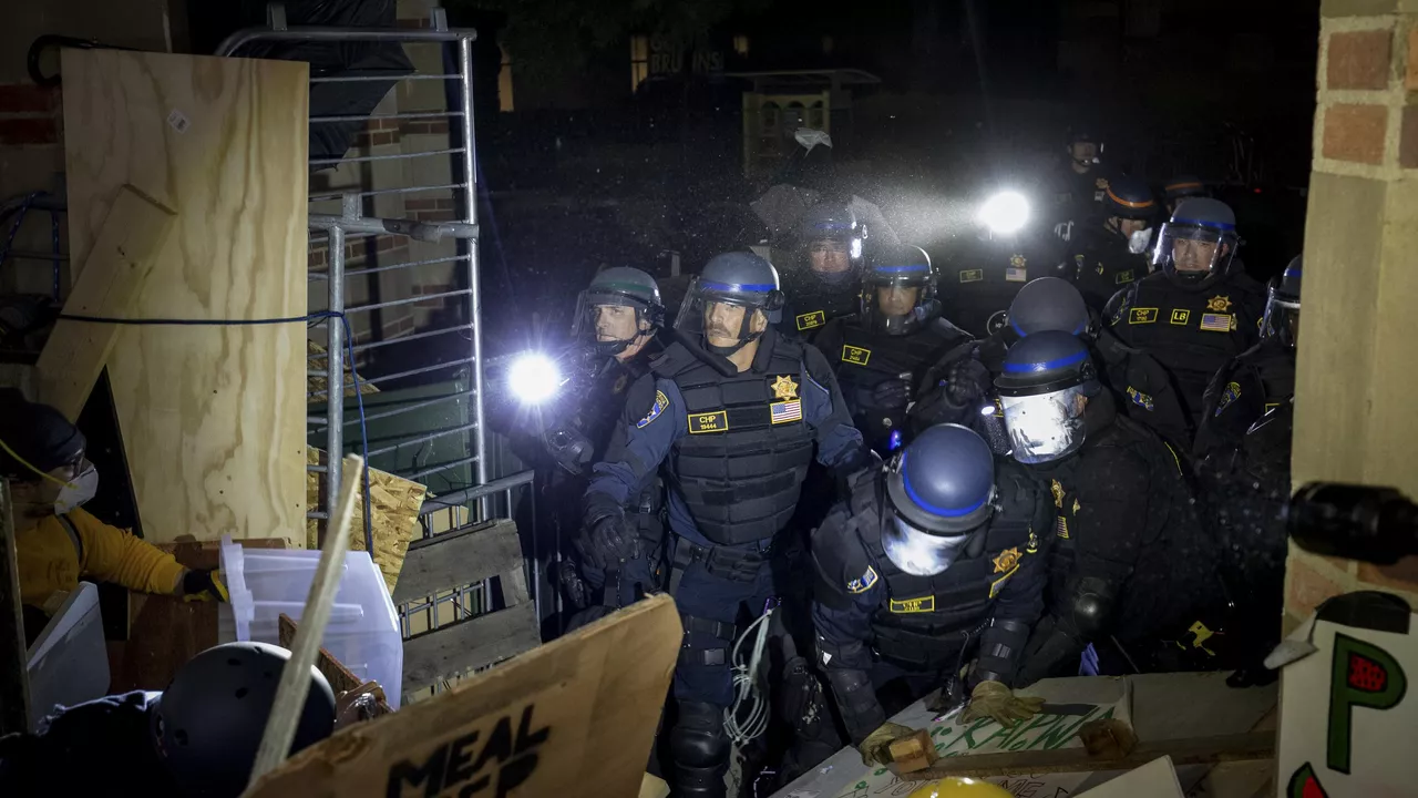 Policía desmantela barricadas de activistas pro-Palestina en la Universidad de California