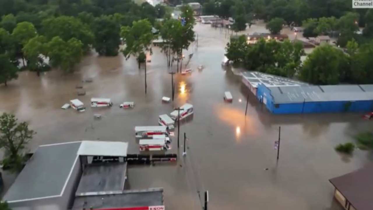 Lluvias e inundaciones no menguan en Texas y obligan al rescate de 233 personas