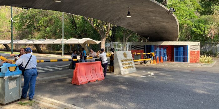 Personal obrero de la UCV obstaculizó paso por la Puerta Tamanaco este #13May