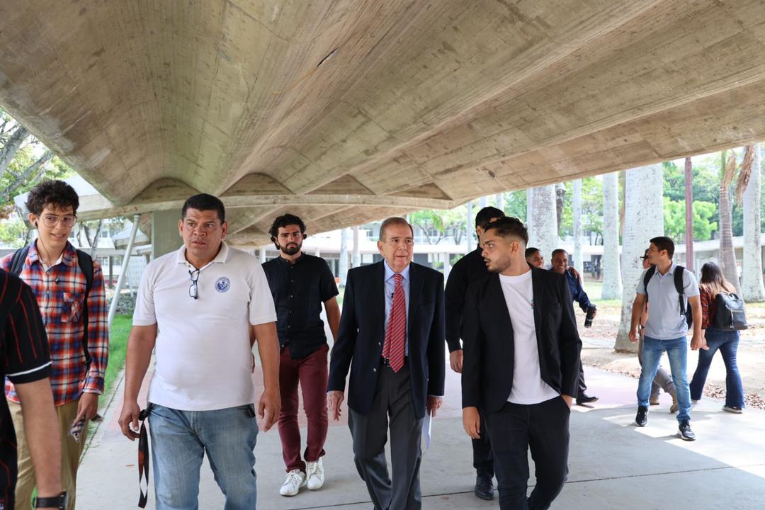 Edmundo González visita la UCV para reunirse con autoridades universitarias