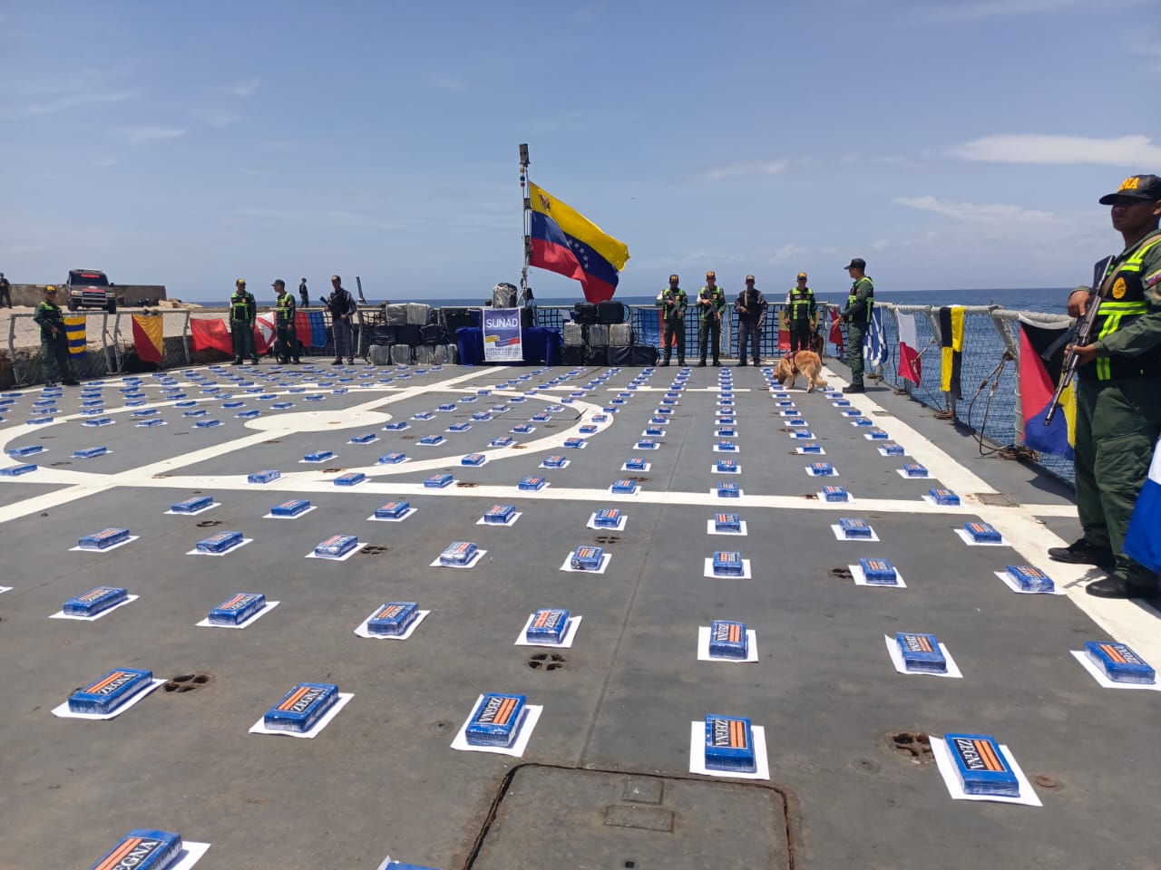 Incautan 2.400 kilos de cocaína en embarcación con bandera venezolana en Martinica