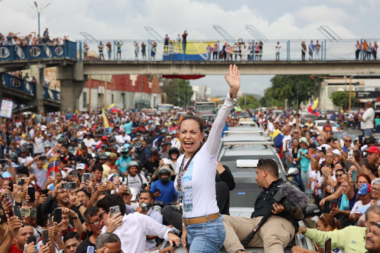 María Corina sigue su gira por el país con masivo apoyo en las calles