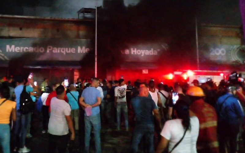 Incendio de gran magnitud afectó a 20 unos locales en La Hoyada