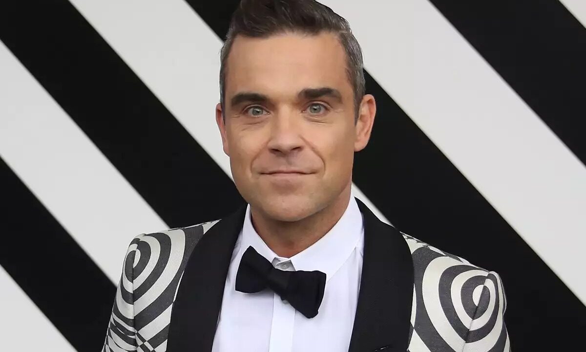 El cantante Robbie Williams muestra su arte en importante museo